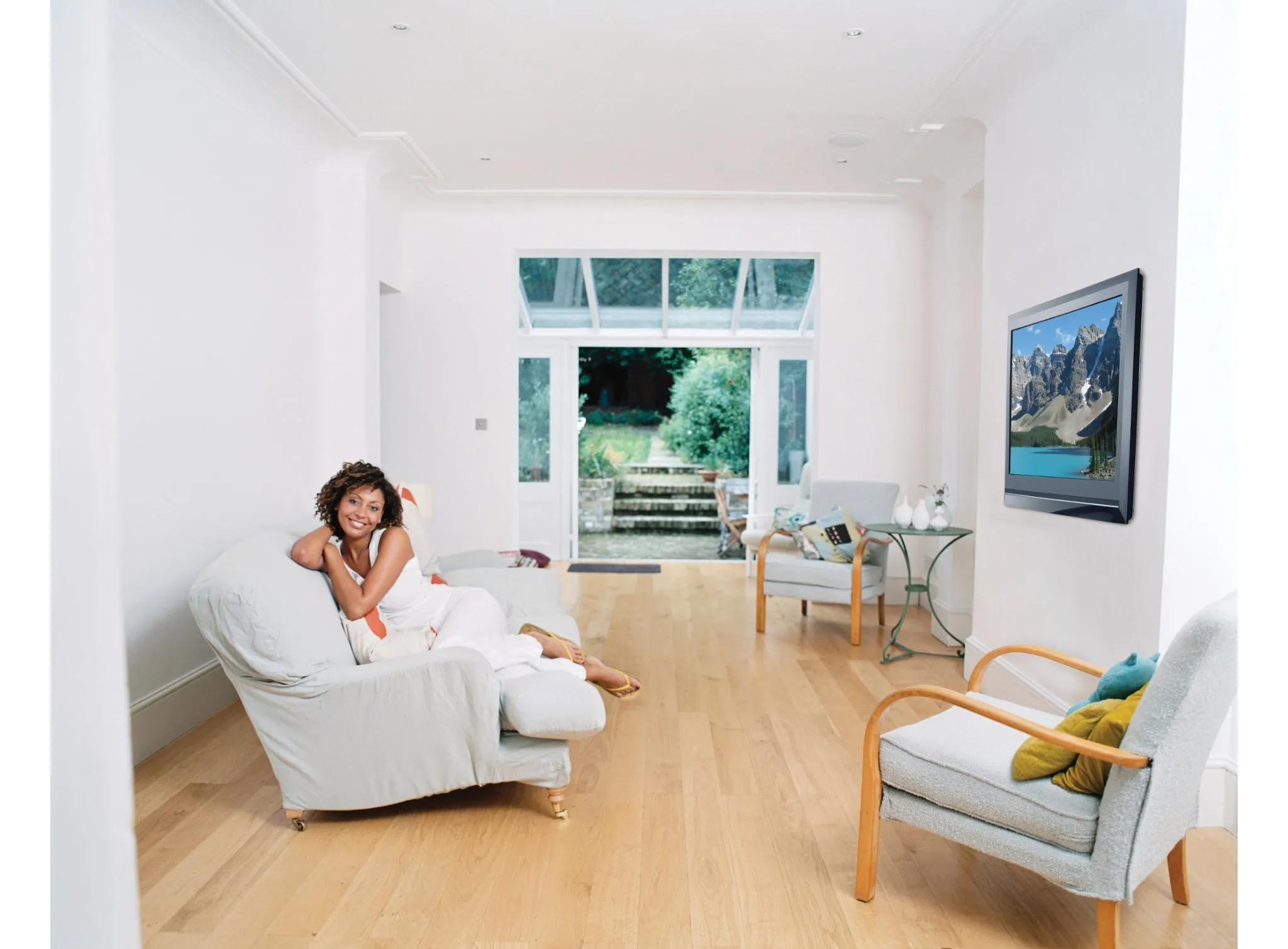 DesignerSeries™ Universal Ultra Slim Flat Wall Mount for 37" to 50" Ultra-thin Displays